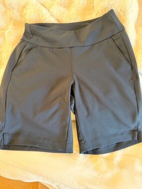 Under Armour Women's Black Performance Golf Shorts 9”